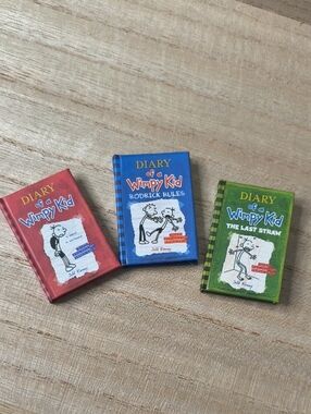 Zuru Mini Brands Books Diary of a Wimpy Kid Mini Books